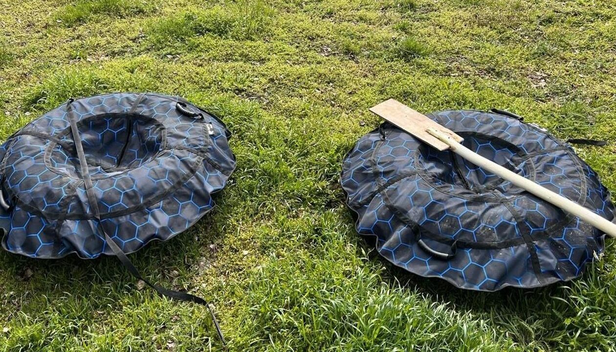 На Дністрі перехопили двох ухилянтів на надувних тюбінгах з одним веслом