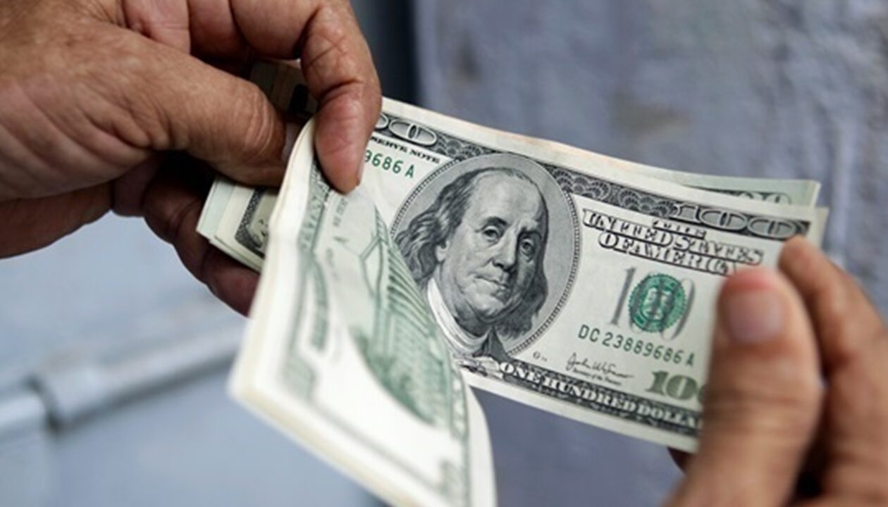 Курс долара падає до світових валют через недовіру до США