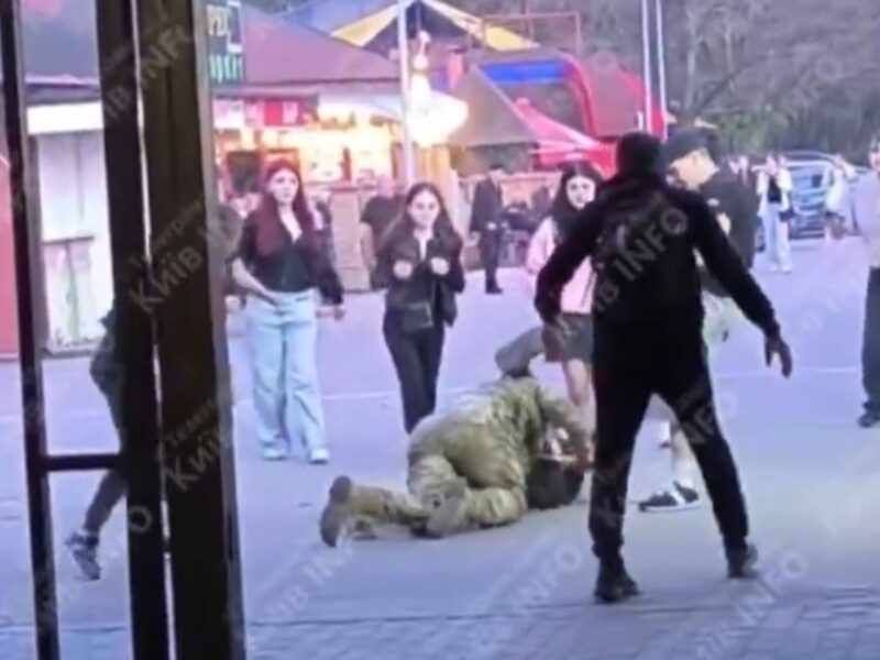 В Києві підлітки побили військового: є затримані