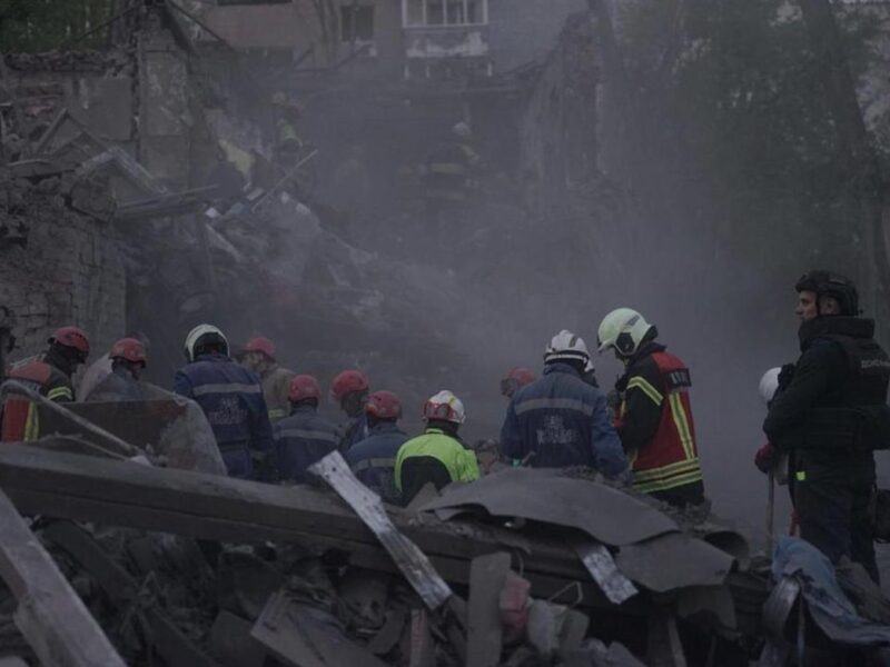 В Києві розбирають завали: підтверджена смерть восьми людей