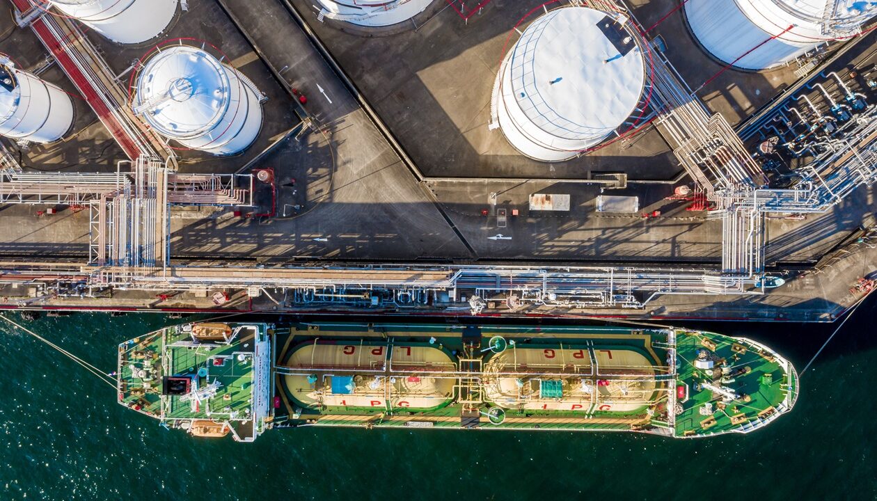 Китай рекордно наростив реекспорт газу через низький попит