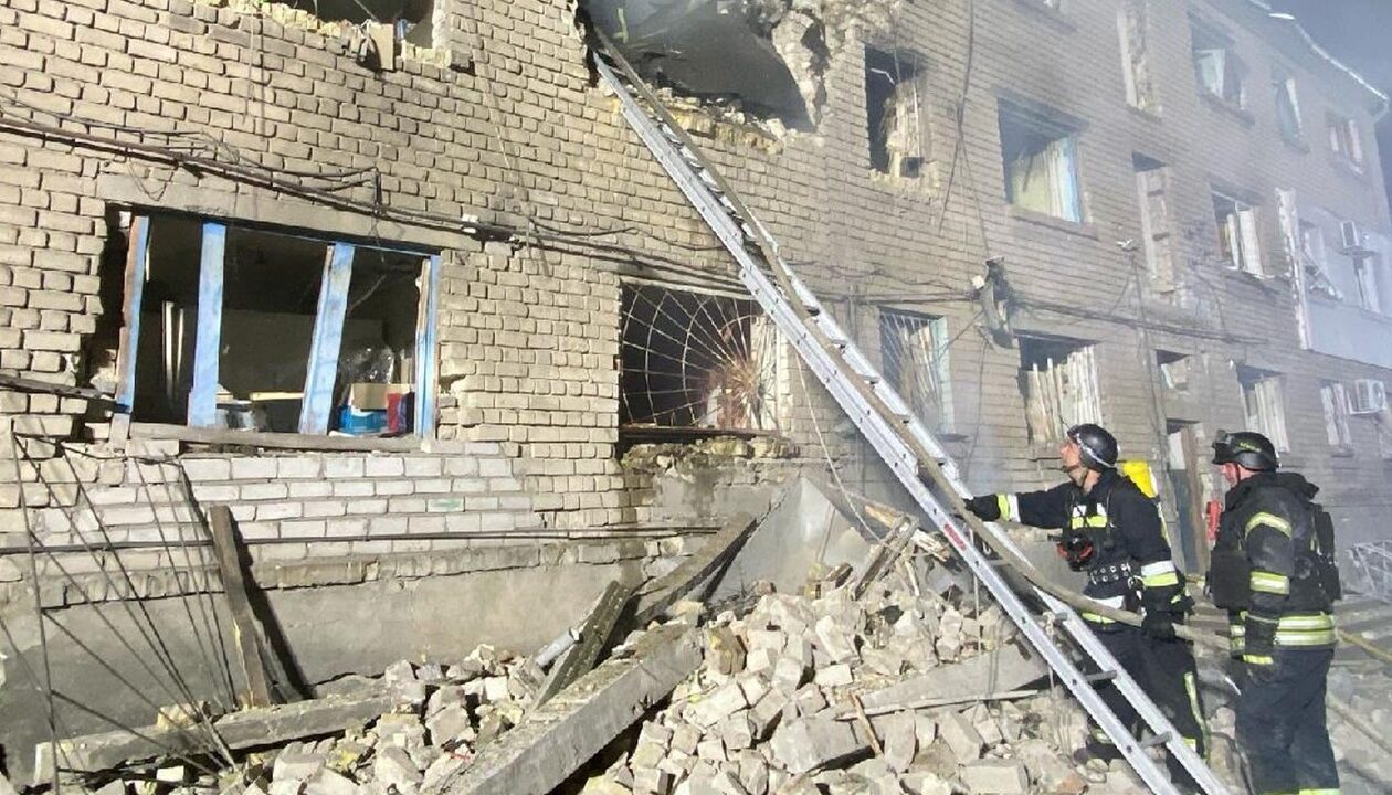 В Запоріжжі витягли з-під завалів людину