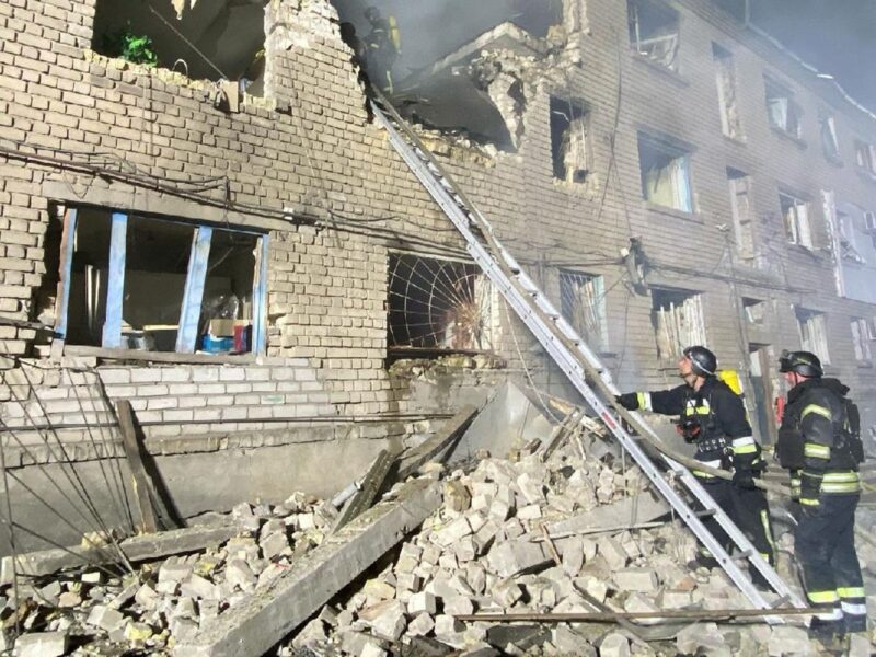 В Запоріжжі витягли з-під завалів людину