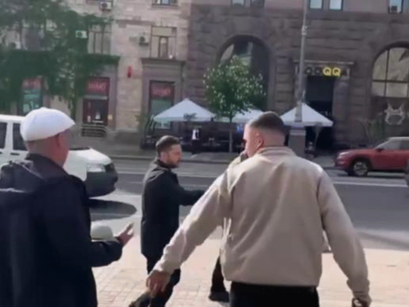 На Хрещатику чоловік напідпитку спробував підійти до президента