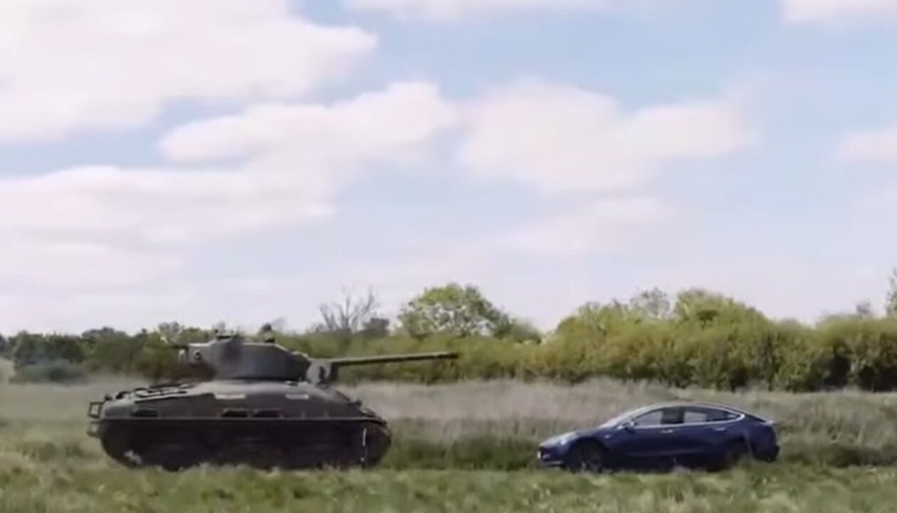 Ветеран Другої світової танком переїхав авто Tesla