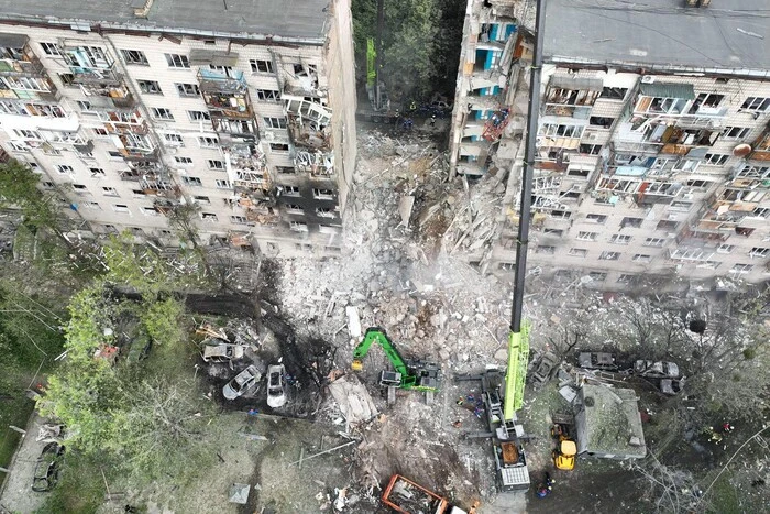 Багатоповерхівка у Києві, яку росіяни зруйнували ракетою. Фото з висоти пташиного польоту