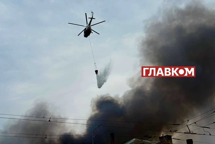 Гелікоптери скинули понад 100 тонн води. Київ гасить пожежі після атаки росіян