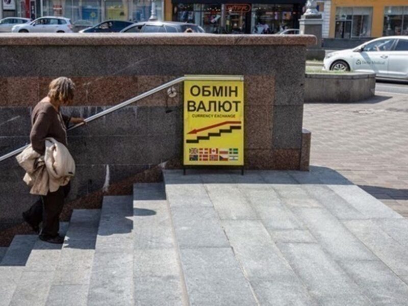 Долар і євро впали після тривалого зростання