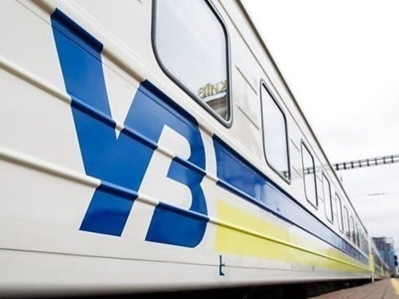 На Київщині через атаку РФ пошкоджено колії УЗ, задіюють резервні маршрути
