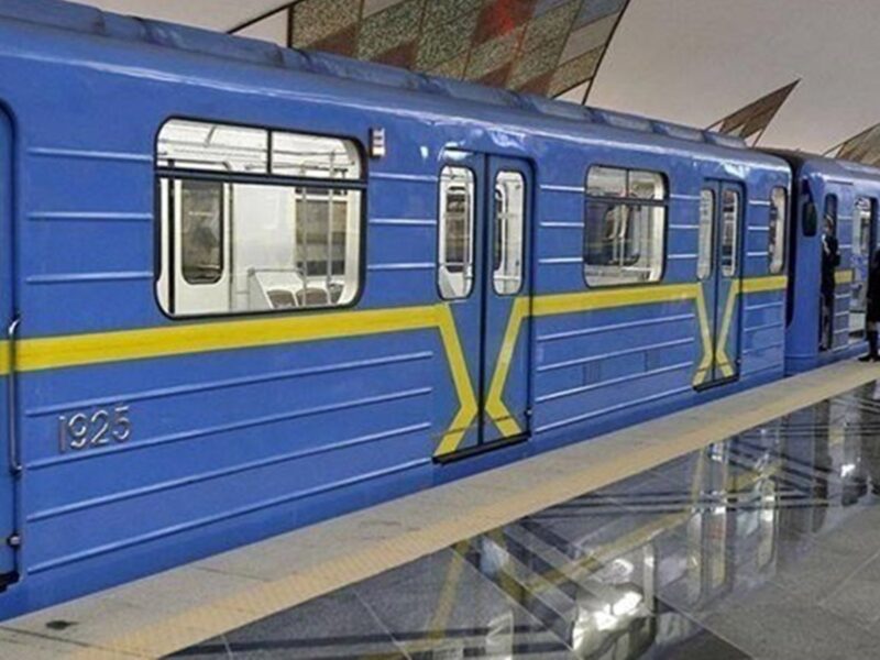 Пошкодження колій метро у Києві: між двома станціями курсуватиме автобус