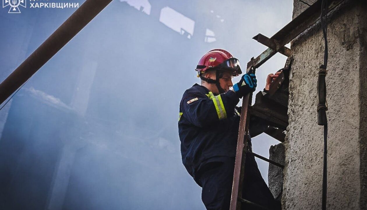 У Харкові внаслідок удару РФ горить багатоквартирний дім