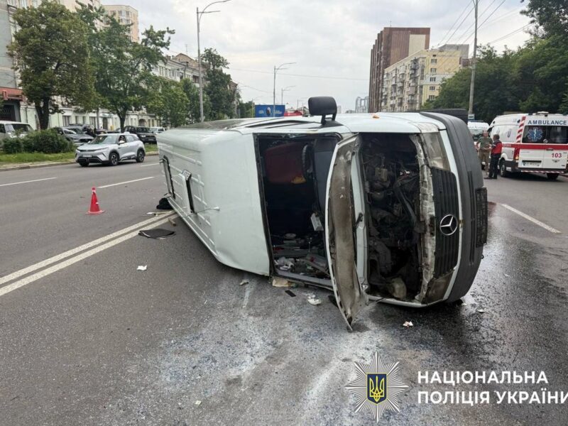 Посеред проспекту у Києві перекинувся мікроавтобус