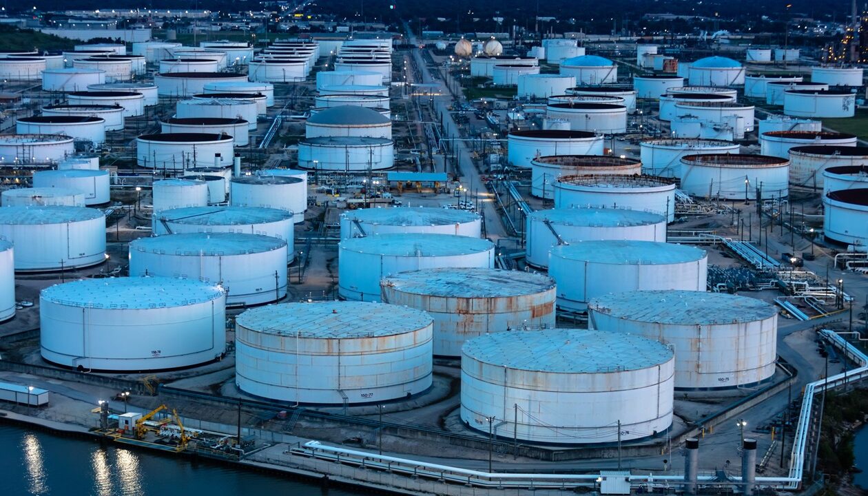 Нафтові резерви США впали до річного мінімуму