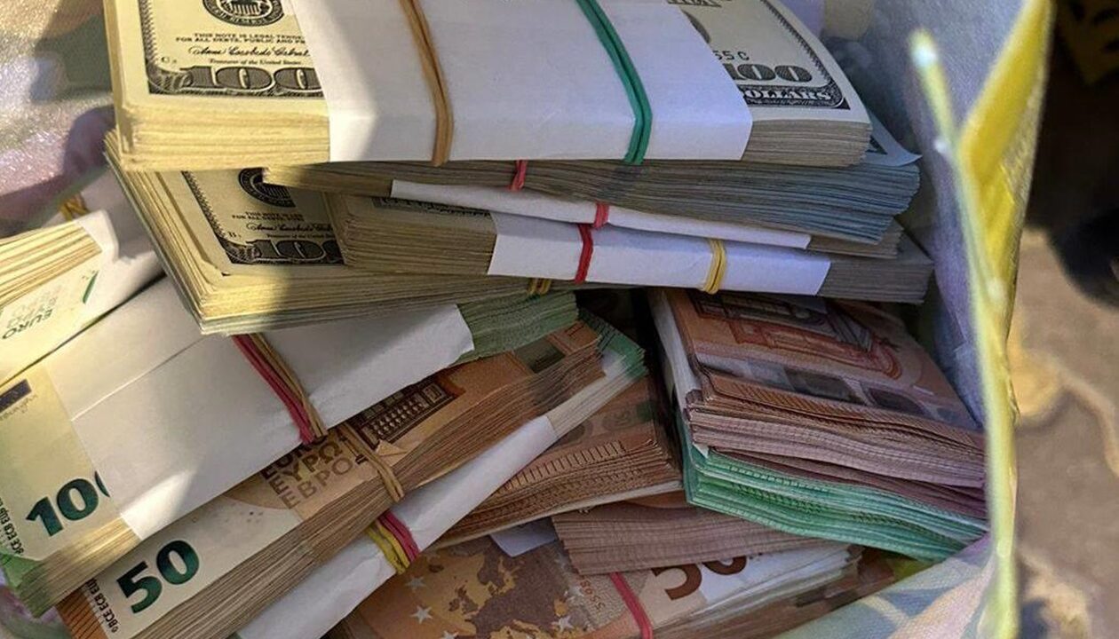 Митники відібрали на кордоні 220 тис. євро, сховані в багажнику авто