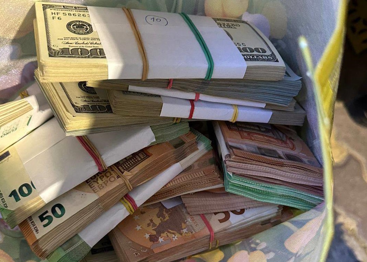 Митники відібрали на кордоні 220 тис. євро, сховані в багажнику авто