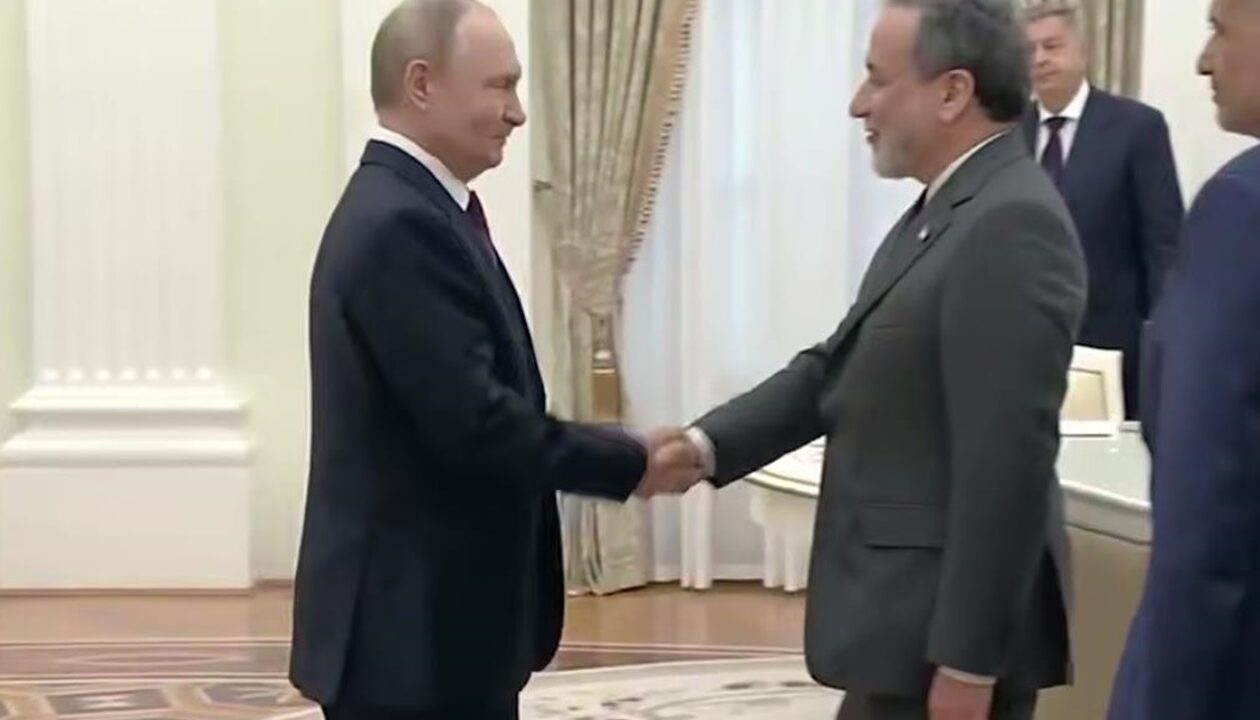 Путін зустрівся з главою МЗС Ірану