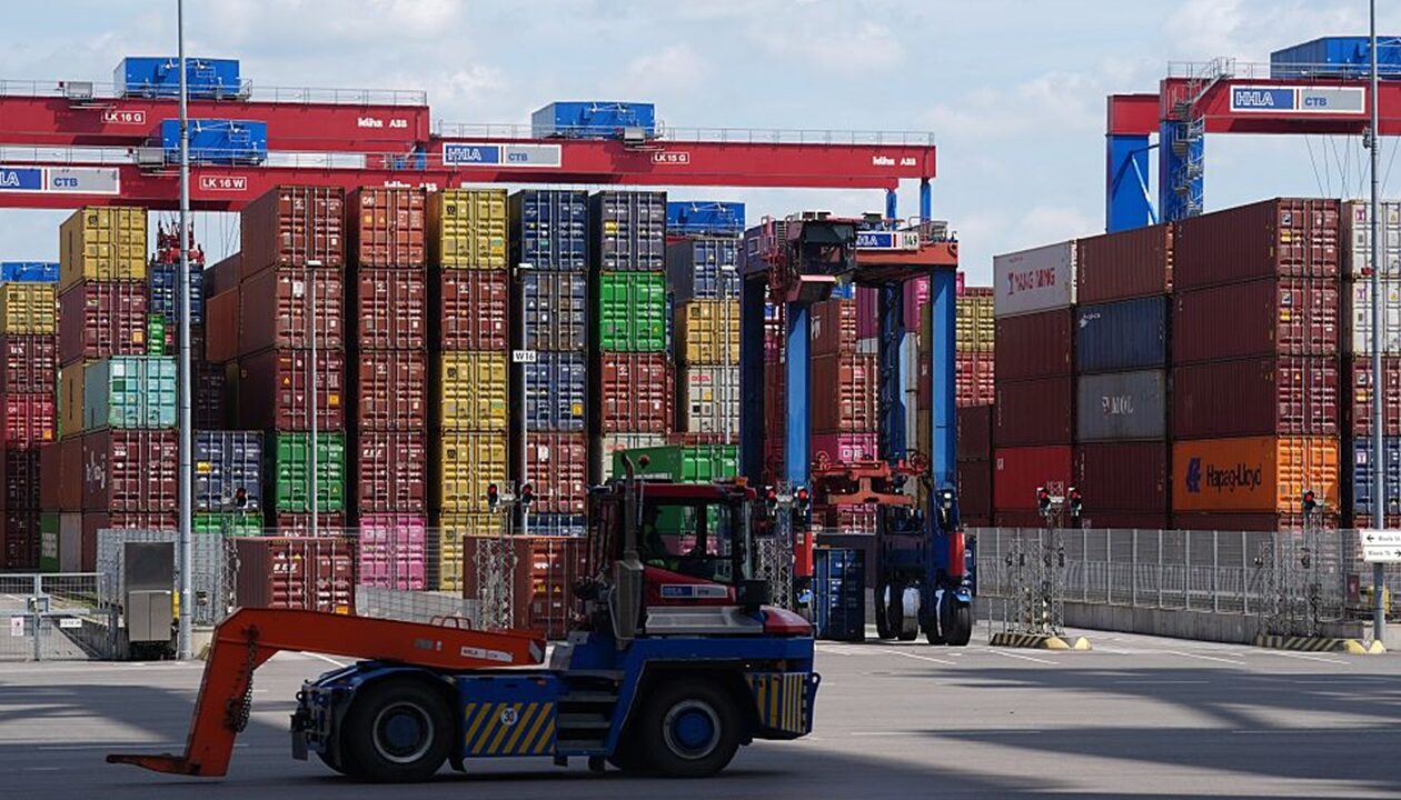 Європейські порти переповнені через мита Трампа