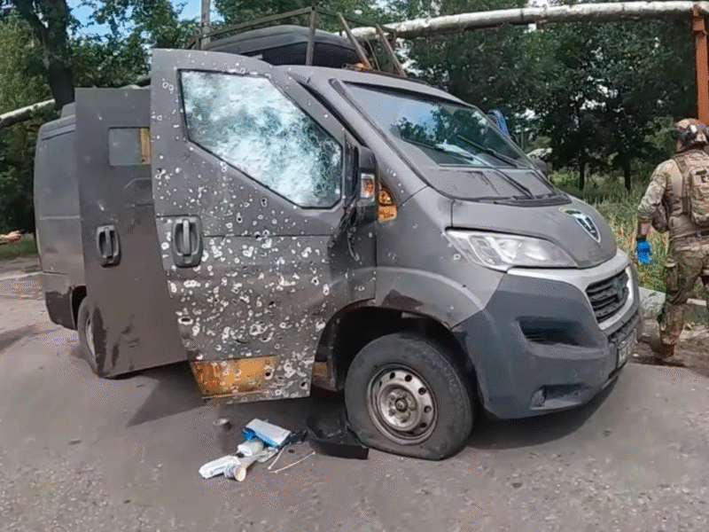 Дрон РФ поцілив у авто Білих янголів у Покровську: поранено поліцейського