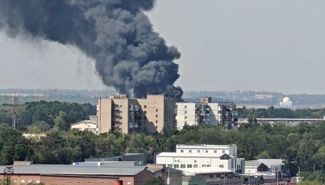В Ростові на складі спалахнула величезна пожежа