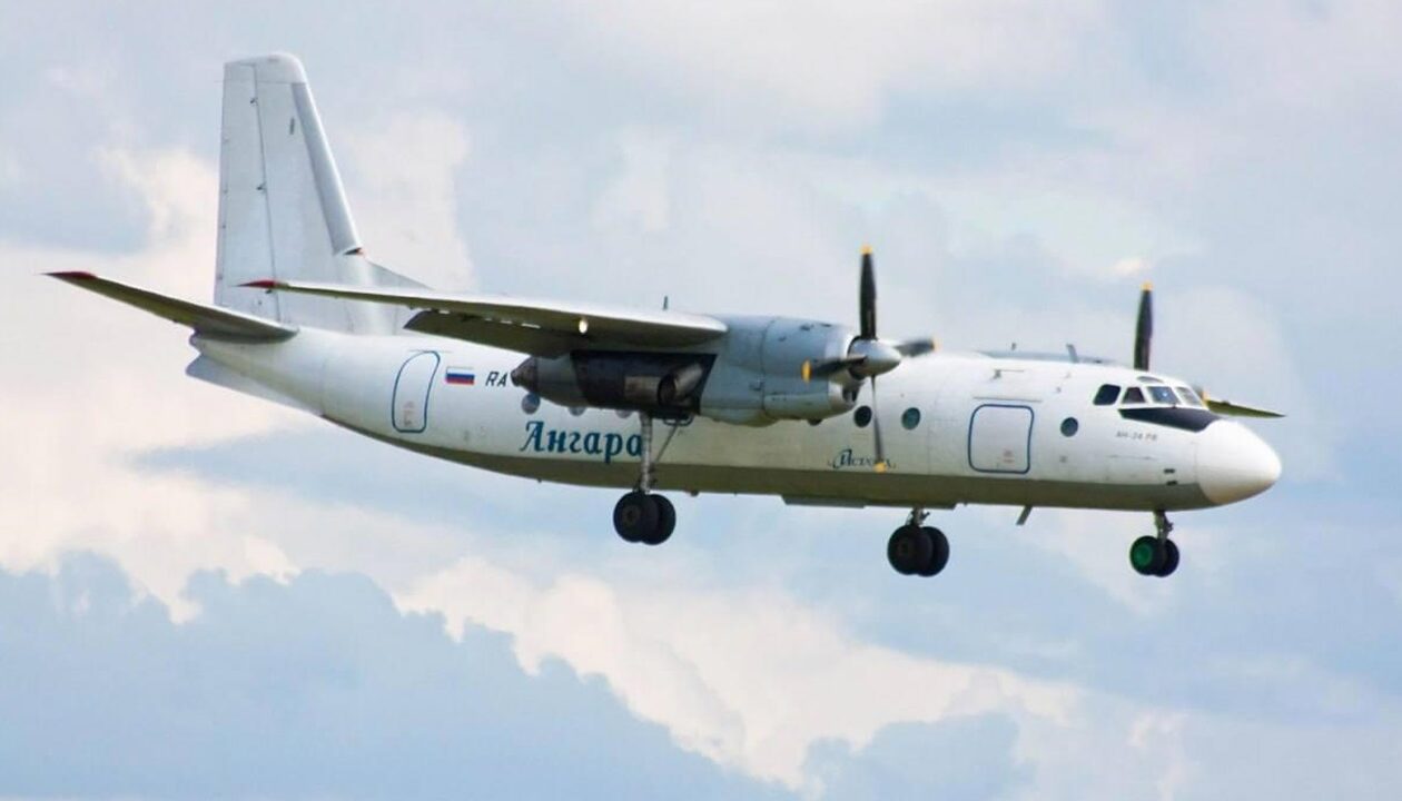 З'явилося відео падіння літака Ан-24 у Росії