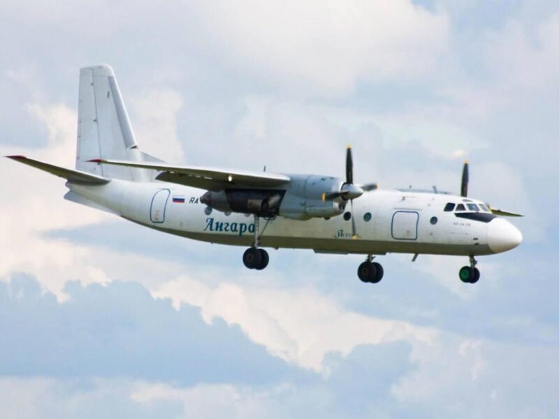 З'явилося відео падіння літака Ан-24 у Росії