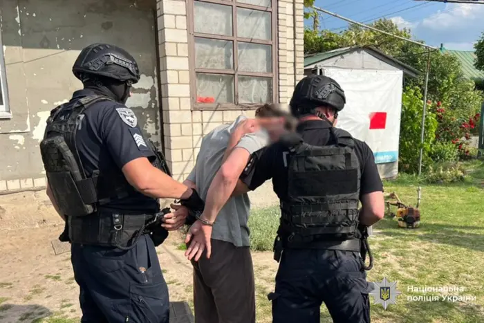 На Вінниччині чоловік вийшов на подвір’я з прапором РФ під час похорону воїна