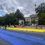 Активісти у Варшаві «привітали» росіян з Днем Державного Прапора України