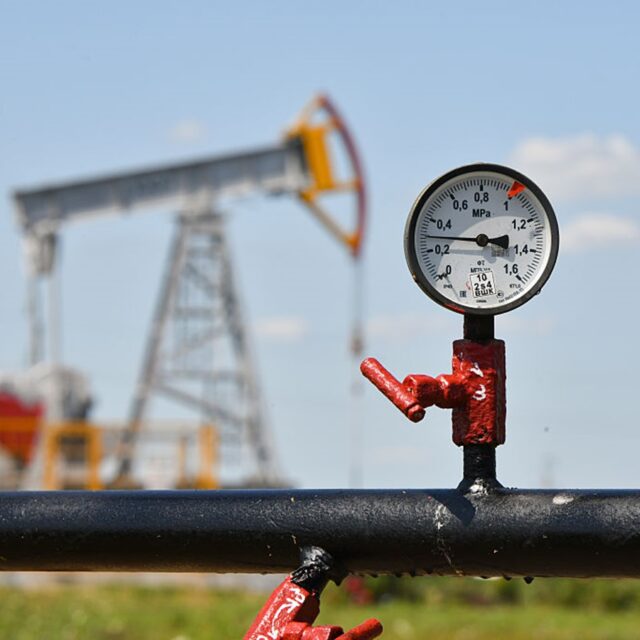 Нафтові доходи РФ обвалились на третину