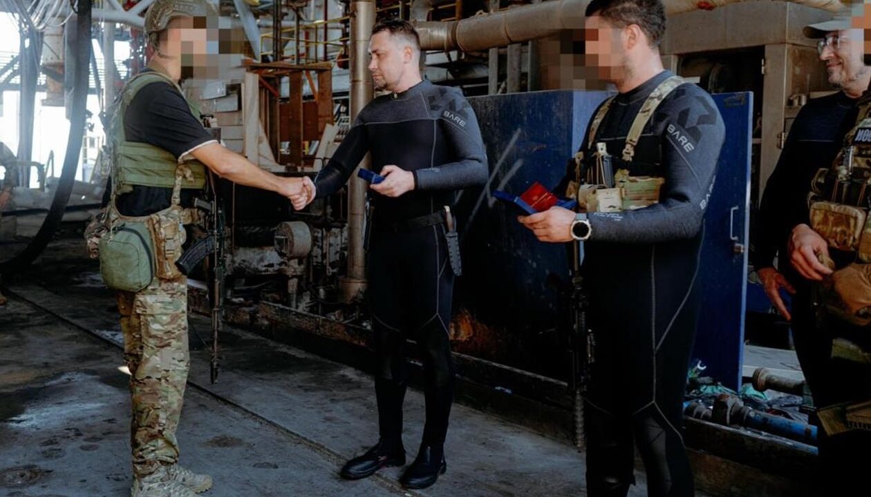 Буданов перевірив позиції на Зміїному та газових "вишках" у Чорному морі