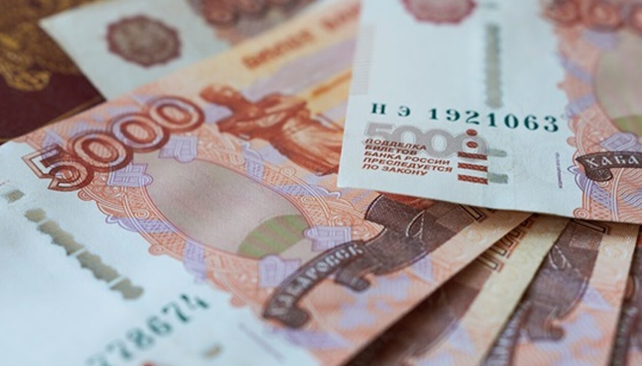 РФ уперше витратила на війну половину зібраних податків - ЗМІ