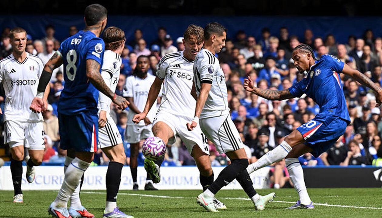 Рефері матчу Челсі-Фулгем закрив очі на одну гру рукою, допомігши другій