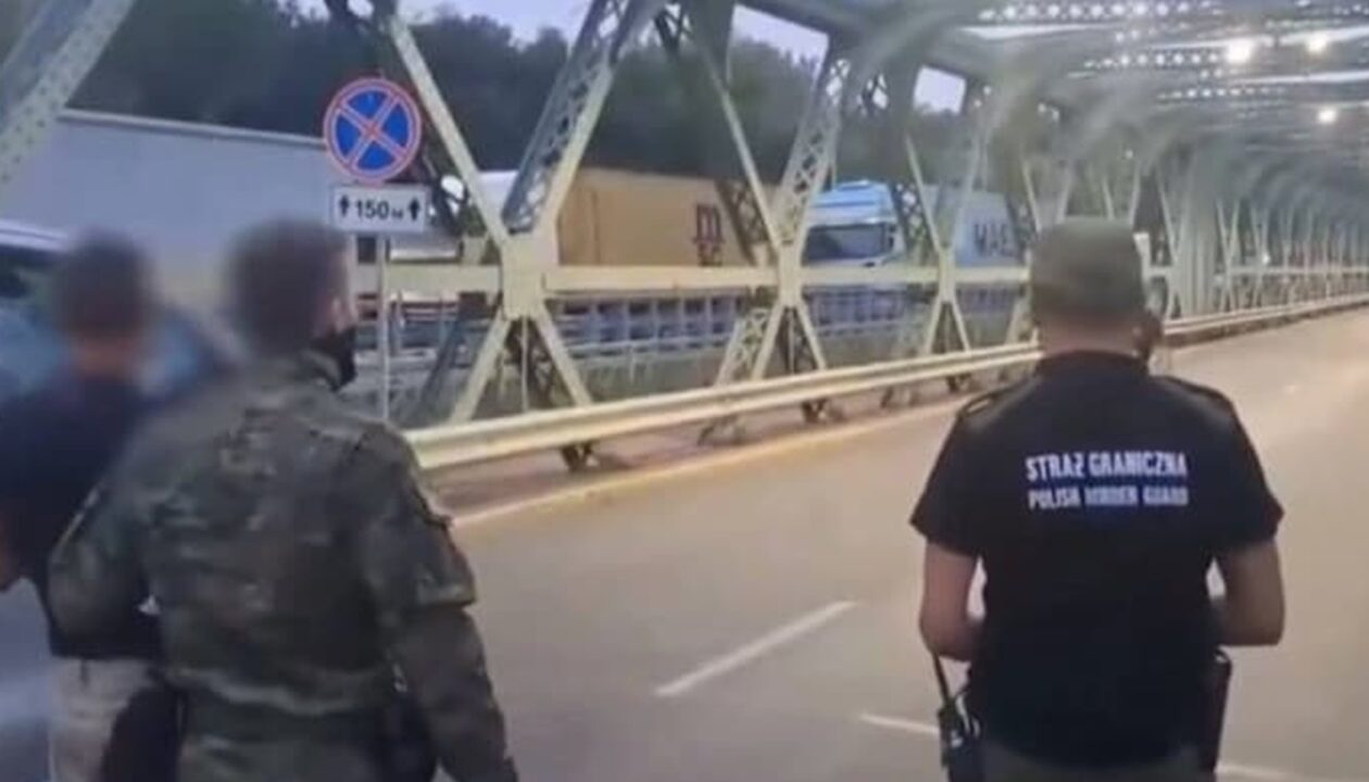 Польща депортувала українця, який погрожував самопідпалом