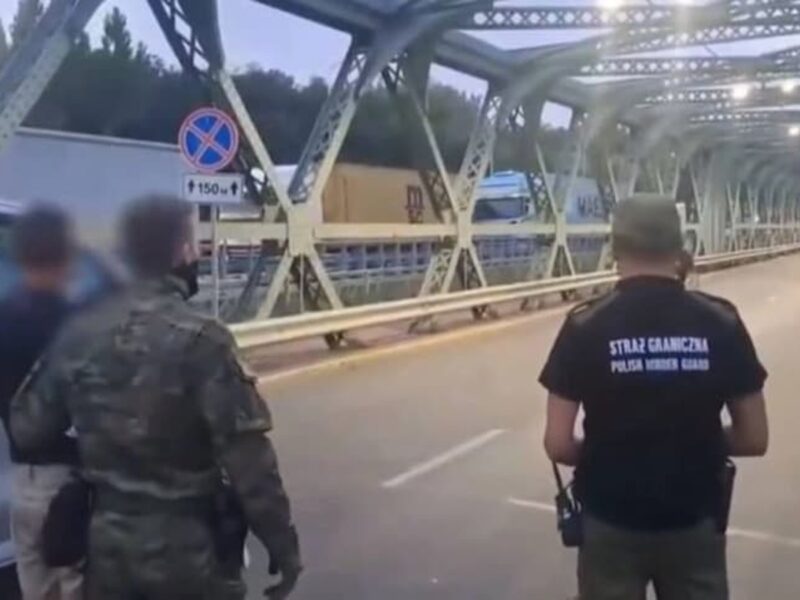 Польща депортувала українця, який погрожував самопідпалом