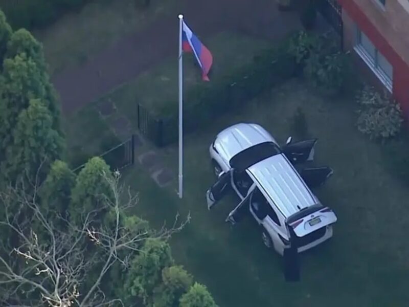 Авто в'їхало у ворота генконсульства РФ у Сіднеї