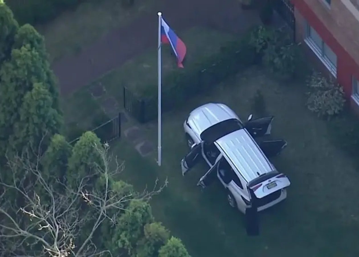 Авто в'їхало у ворота генконсульства РФ у Сіднеї