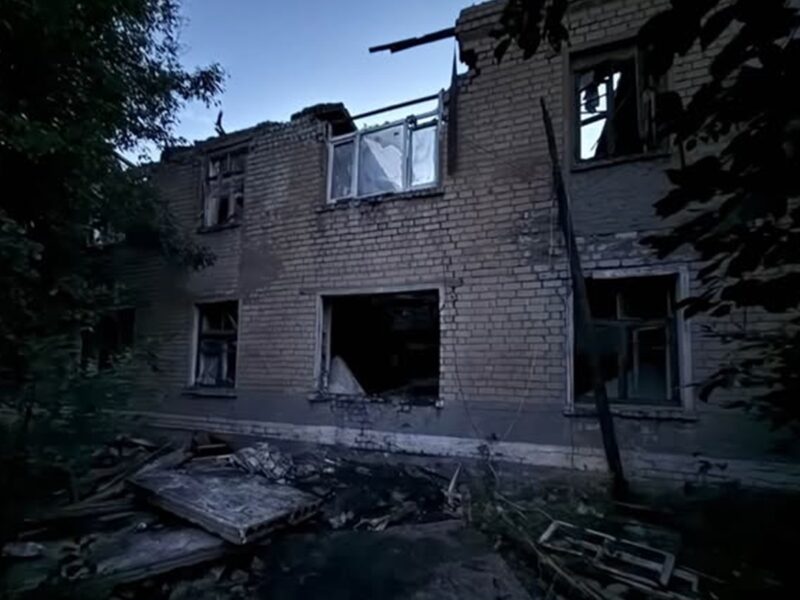 Росіяни вдарили по житловій двоповерхівці в Новодонецькому, є загиблі