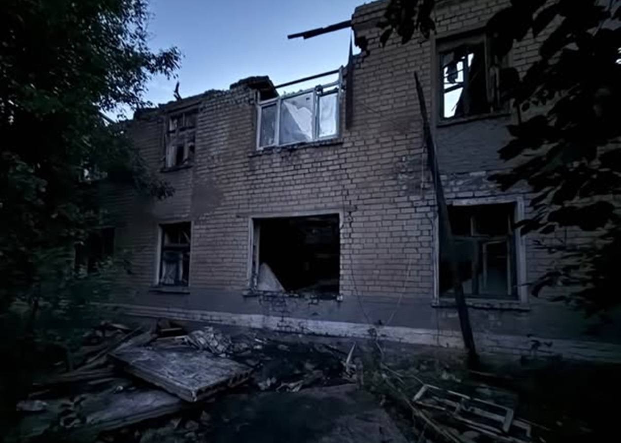Росіяни вдарили по житловій двоповерхівці в Новодонецькому, є загиблі