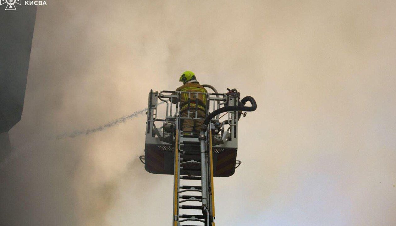 У Києві масштабна пожежа: горить багатоповерхівка