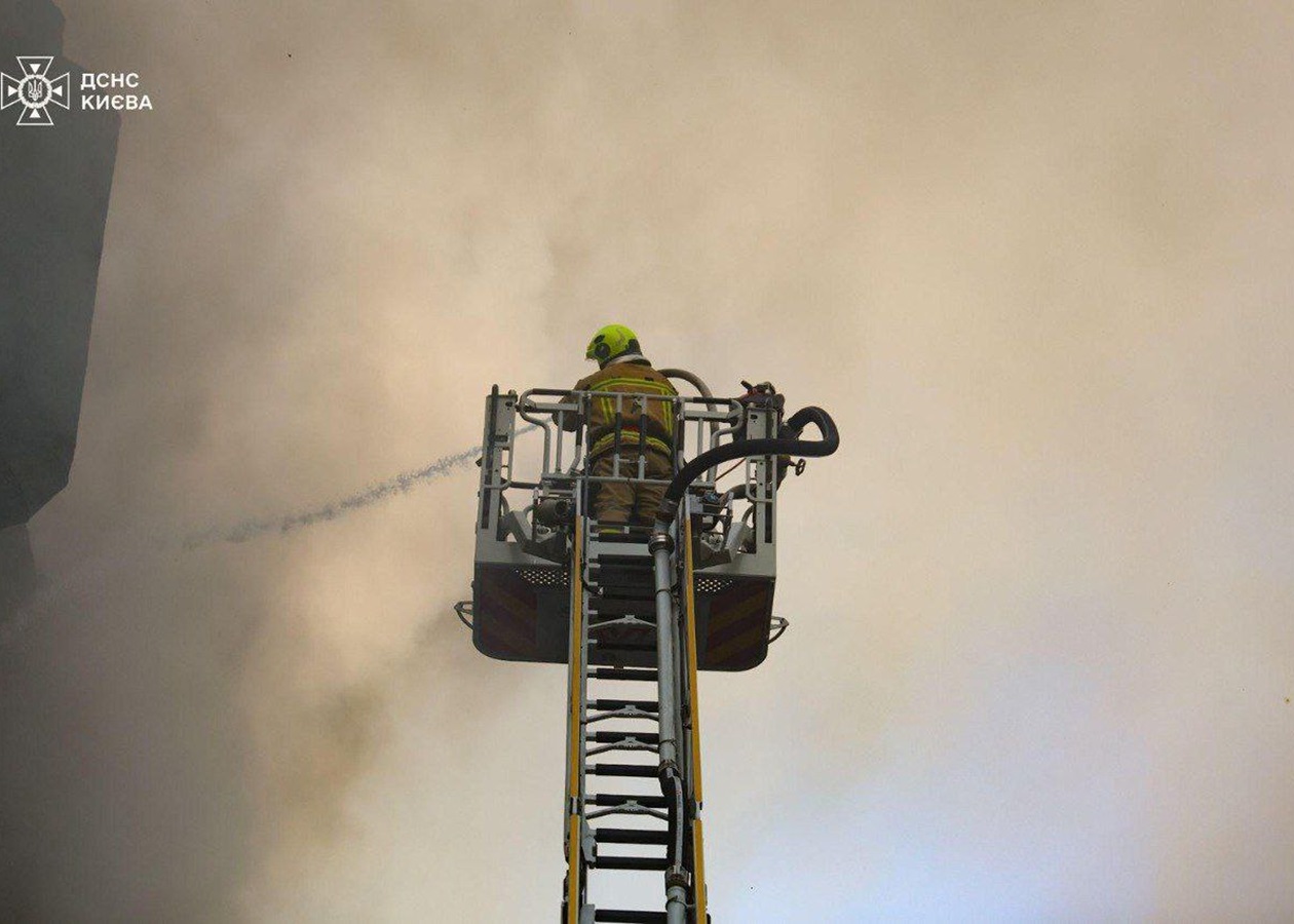 У Києві масштабна пожежа: горить багатоповерхівка