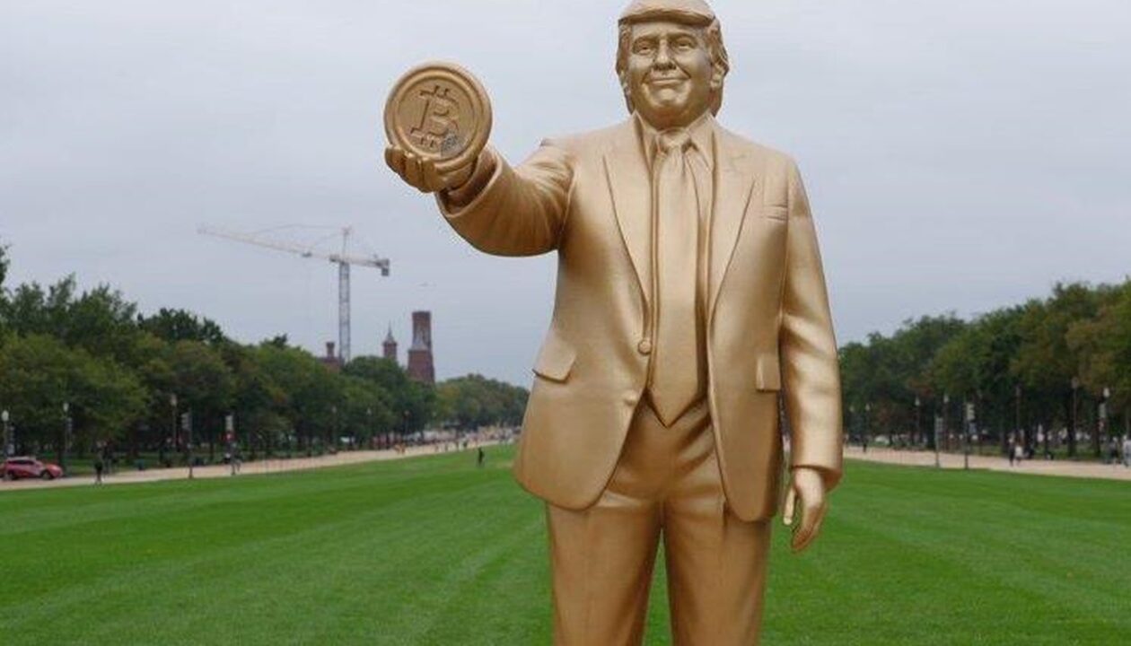 У Вашингтоні встановили "золоту" статую Трампа