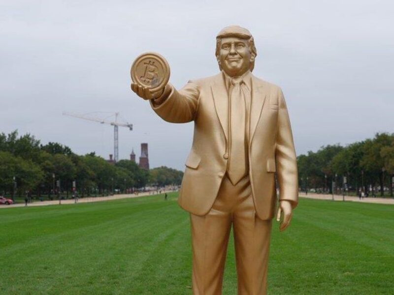 У Вашингтоні встановили "золоту" статую Трампа