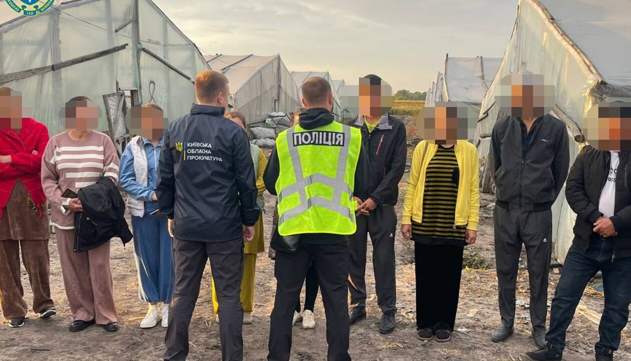 Вербували й експлуатували узбеків: під Києвом виявили ферму з рабами