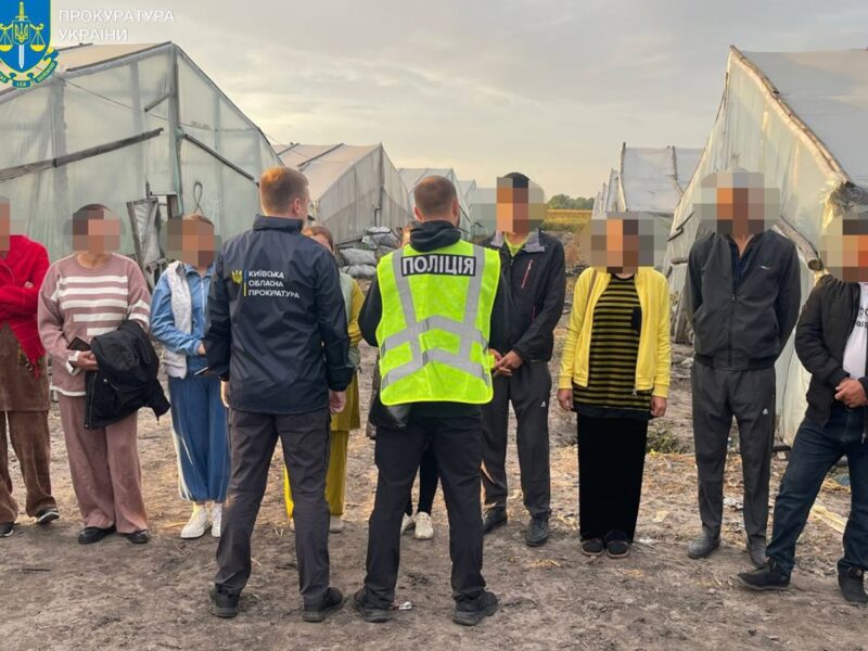 Вербували й експлуатували узбеків: під Києвом виявили ферму з рабами