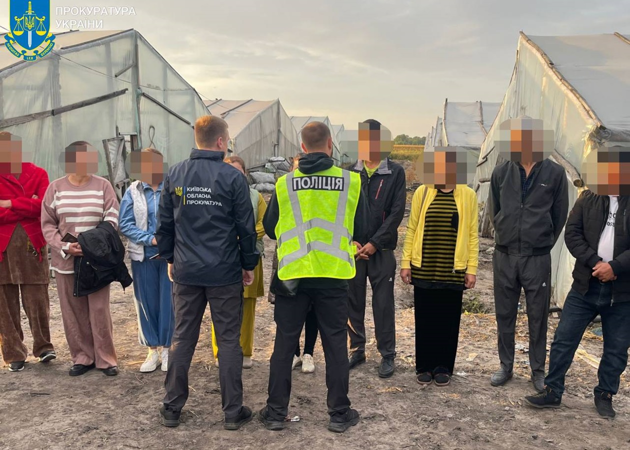 Вербували й експлуатували узбеків: під Києвом виявили ферму з рабами