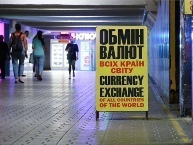 Долар пригальмував після чотириденного зростання