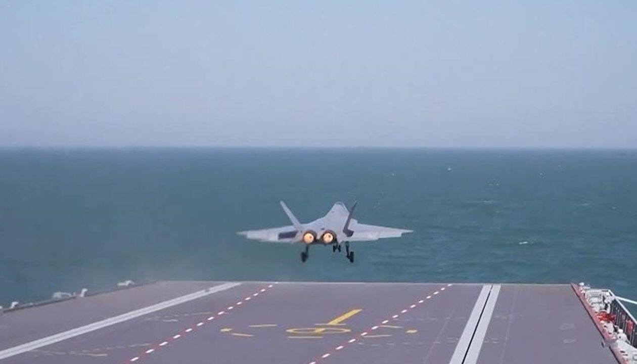 Китай уперше показав зліт винищувача J-15T з авіаносця Фуцзянь