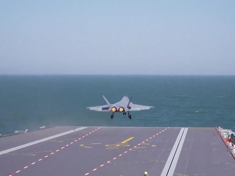 Китай уперше показав зліт винищувача J-15T з авіаносця Фуцзянь