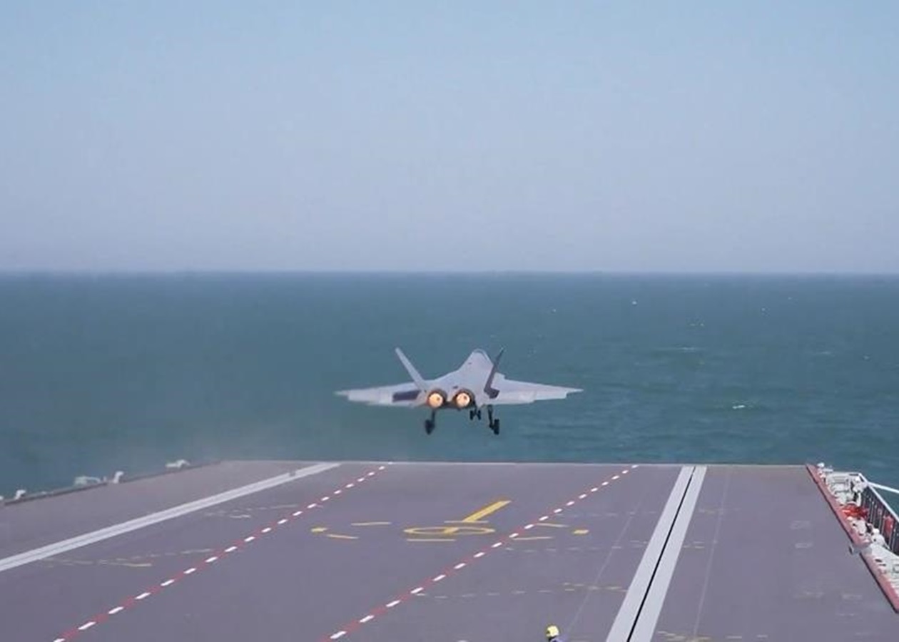 Китай уперше показав зліт винищувача J-15T з авіаносця Фуцзянь