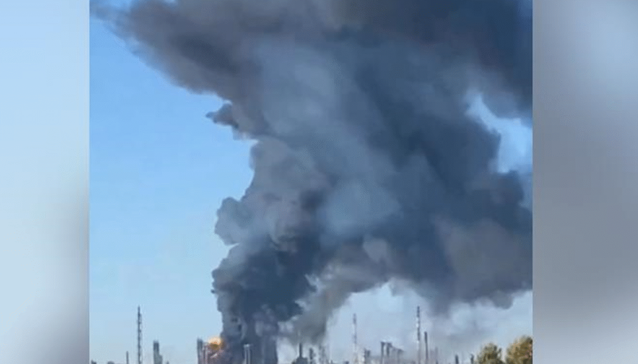 У мережі показали кадри влучань по НПЗ в Башкірії та по порту в Туапсе