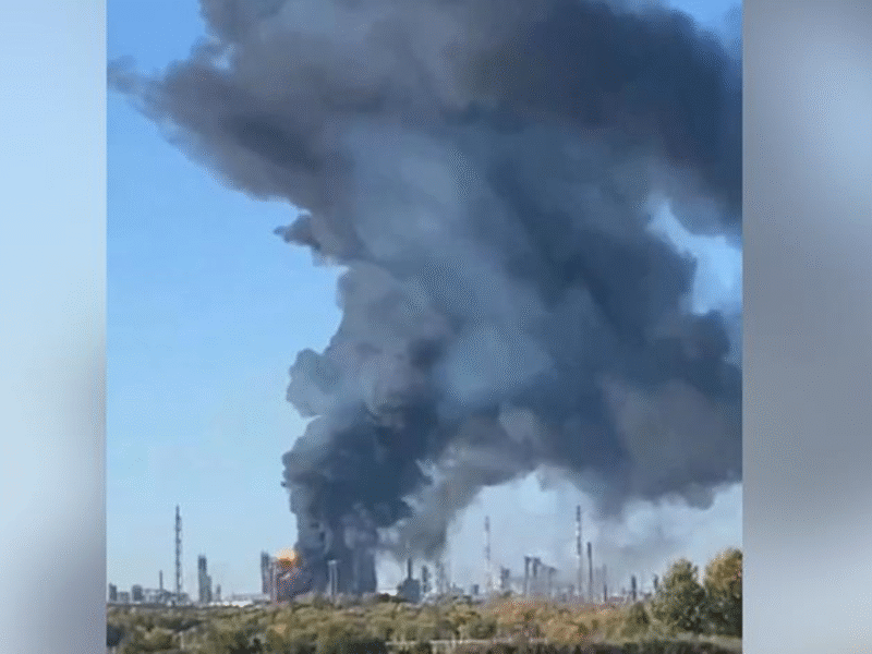 У мережі показали кадри влучань по НПЗ в Башкірії та по порту в Туапсе